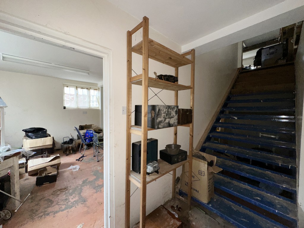 Lot: 145 - THREE-BEDROOM OLD SCHOOL UNIT WITH POTENTIAL - Shown access to First Floor